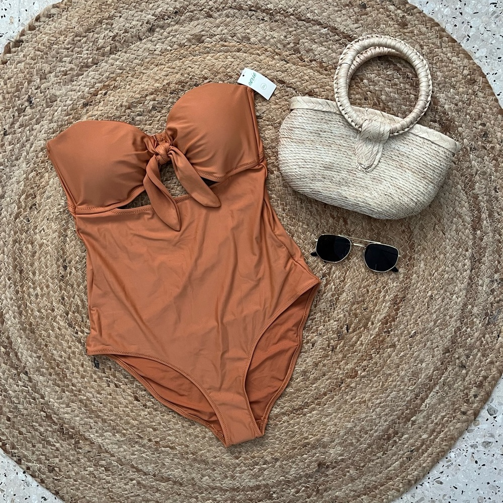 NWT Aerie Tie Bandeau One Piece Swimsuit. Size (M). - Picture 4 of 4